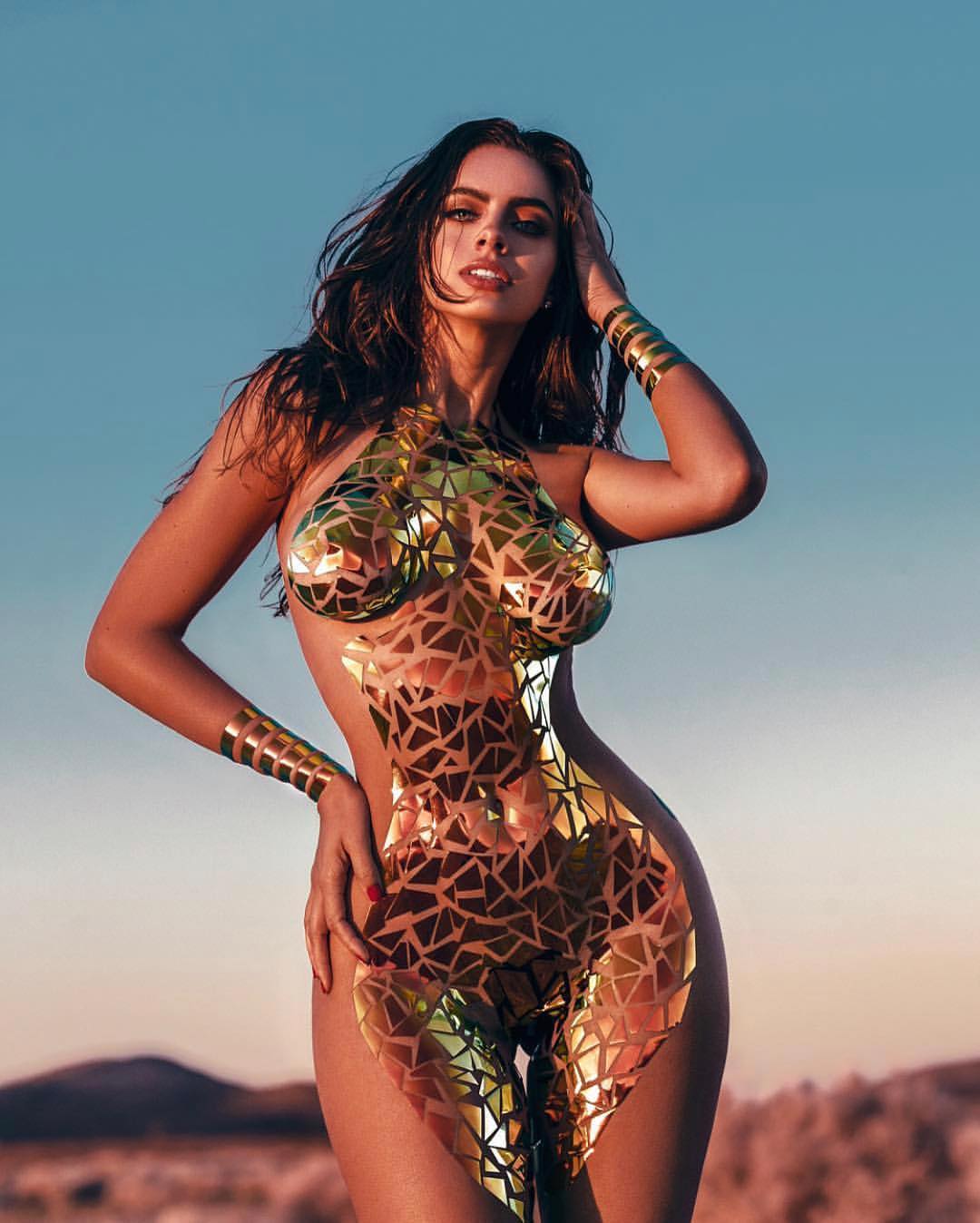 Editorial / 10